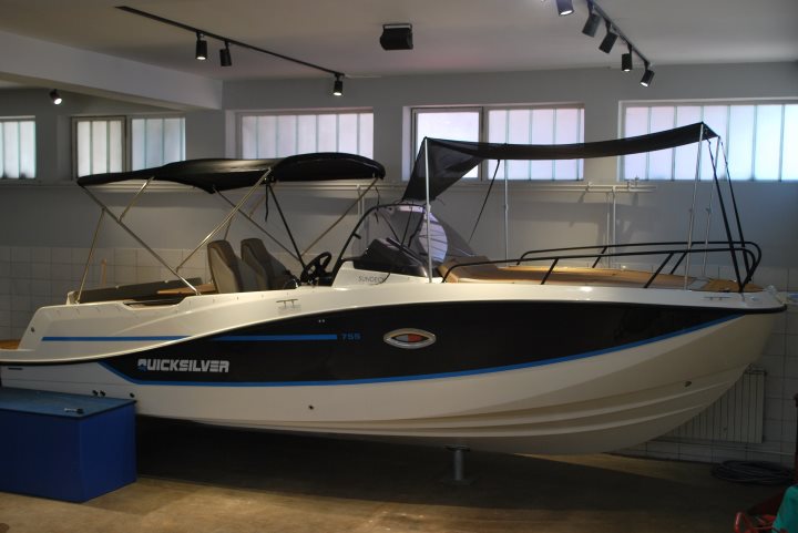 Quicksilver 755 Sundeck