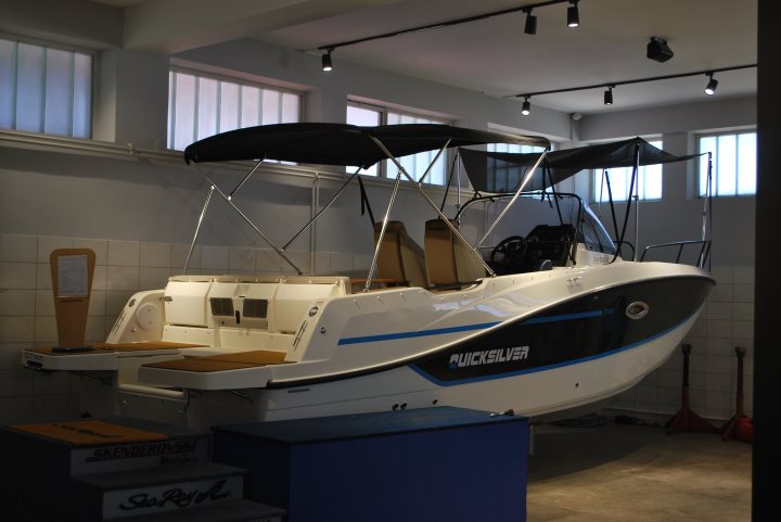Quicksilver 755 Sundeck