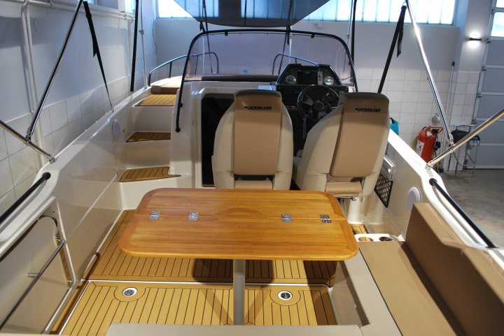 Quicksilver 755 Sundeck