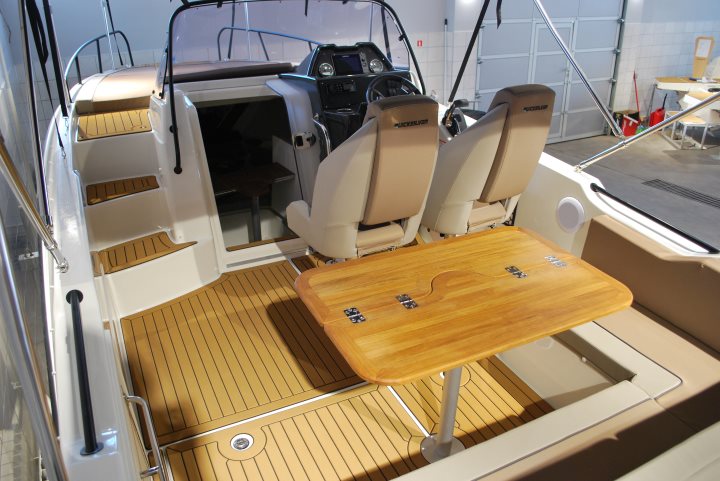 Quicksilver 755 Sundeck