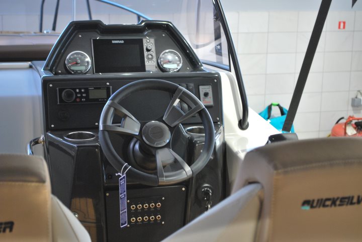 Quicksilver 755 Sundeck