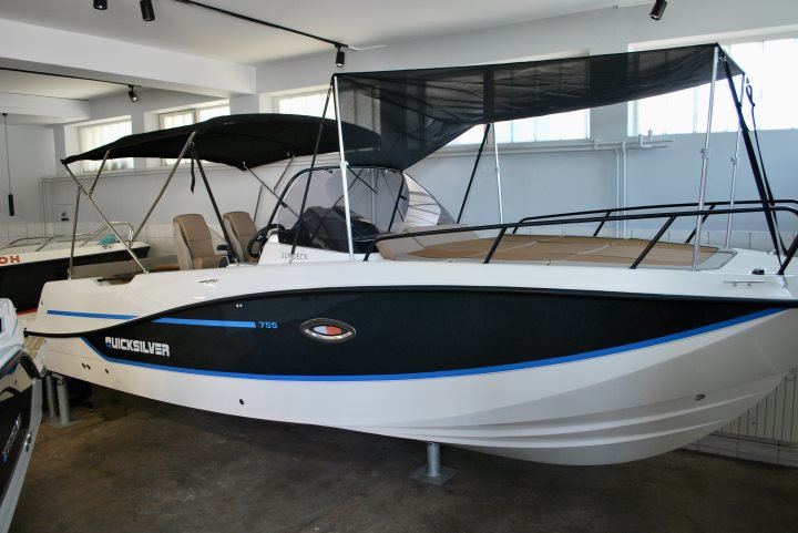 Quicksilver 755 Sundeck