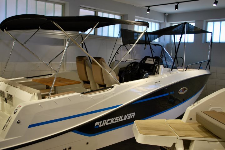 Quicksilver 755 Sundeck