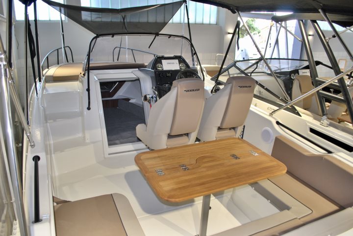 Quicksilver 755 Sundeck