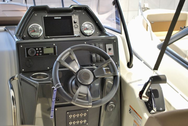 Quicksilver 755 Sundeck
