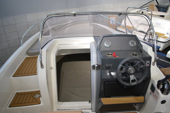 Quicksilver 605 Sundeck