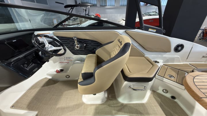 Sea Ray SPX 210 Outboard