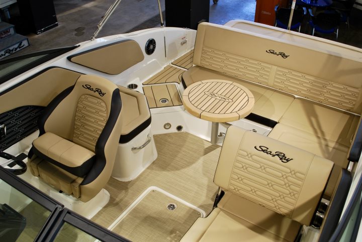 Sea Ray 210 SPX Outboard