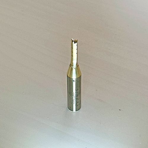 ПРАВО ГЛОДАЛО СО КАРБИДНИ 3 СЕЧИЛА, ПРЕДРЕЗАЧИ И ЗАШТИТНА ОБЛОГА (12*6*22 3T F C)