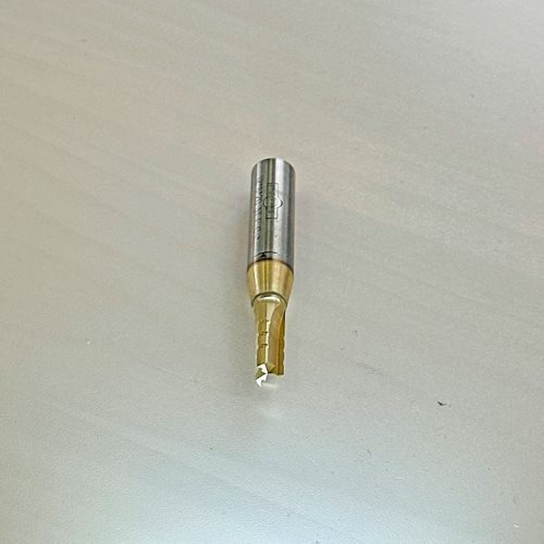 ПРАВО ГЛОДАЛО СО КАРБИДНИ 3 СЕЧИЛА, ПРЕДРЕЗАЧИ И ЗАШТИТНА ОБЛОГА (12*8*20 3T F C)