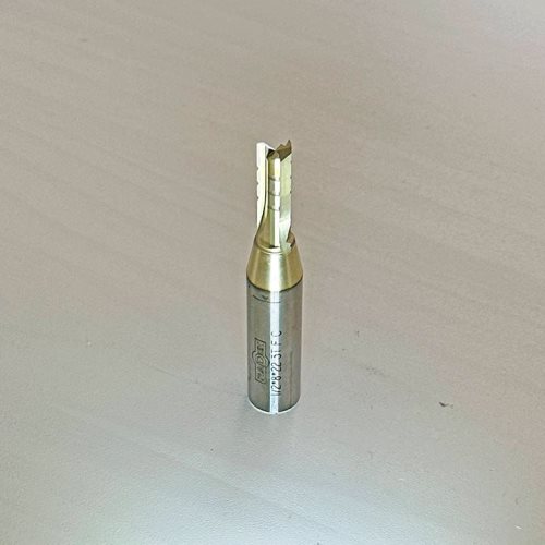 КАРБИДНО ПРАВО ГЛОДАЛО СО ПРЕДРЕЗАЧИ, 3 СЕЧИЛА И ЗАШТИТНА ОБЛОГА (1/2*8*22 3T F C)