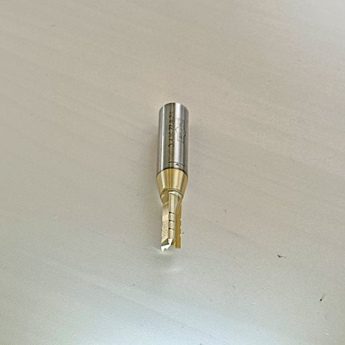 КАРБИДНО ПРАВО ГЛОДАЛО СО ПРЕДРЕЗАЧИ, 3 СЕЧИЛА И ЗАШТИТНА ОБЛОГА (1/2*8*22 3T F C)