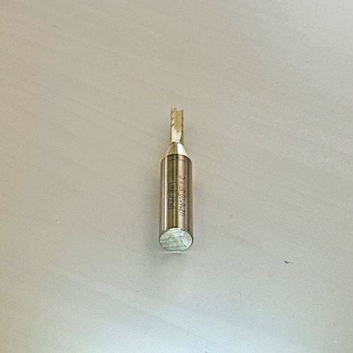 КАРБИДНО ПРАВО ГЛОДАЛО СО ПРЕДРЕЗАЧИ, 3 СЕЧИЛА И ЗАШТИТНА ОБЛОГА (1/2*6*20 3T F C)