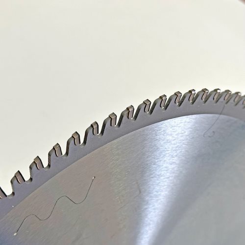 КРУЖНА ПИЛА СО ДИЈАМАНТСКИ СЕЧИЛА ЗА ФОРМАТИЗЕР 300*30*3.2/2.2*96T TP