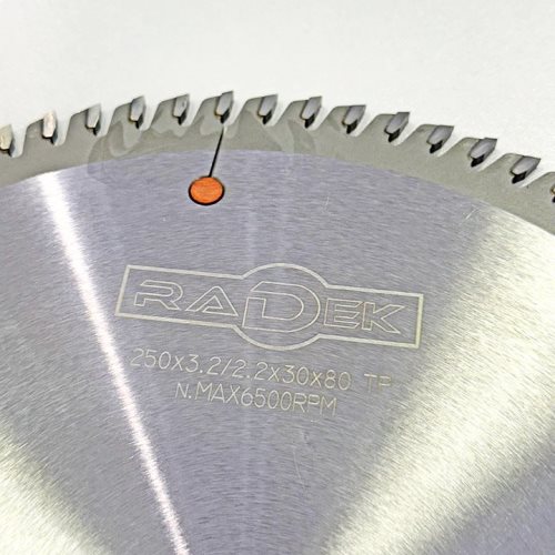 КРУЖНА ПИЛА СО КАРБИДНИ СЕЧИЛА ЗА ФОРМАТИЗЕР 250*30*3.2/2.2*80T TP