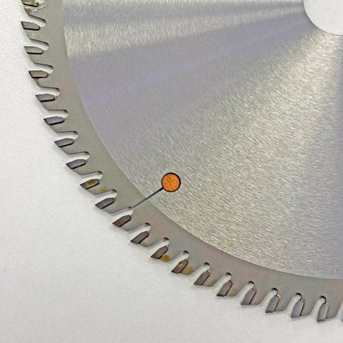 КРУЖНА ПИЛА СО КАРБИДНИ СЕЧИЛА ЗА ФОРМАТИЗЕР 250*30*3.2/2.2*80T TP