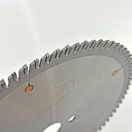 КРУЖНА ПИЛА СО КАРБИДНИ СЕЧИЛА ЗА ФОРМАТИЗЕР 250*30*3.2/2.2*80T TP