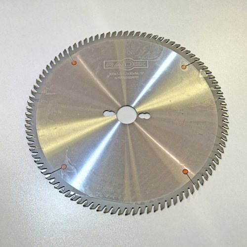 КРУЖНА ПИЛА СО КАРБИДНИ СЕЧИЛА ЗА ФОРМАТИЗЕР 300*30*3.2/2.2*96T TP