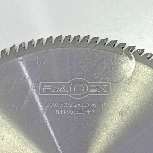 КРУЖНА ПИЛА СО КАРБИДНИ СЕЧИЛА ЗА ФОРМАТИЗЕР 300*30*3.2/2.2*96T TP