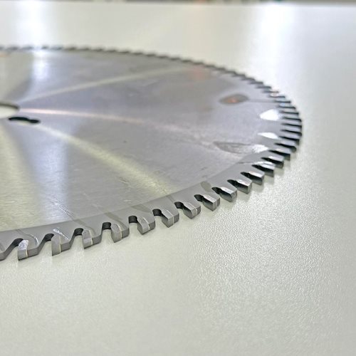 КРУЖНА ПИЛА СО КАРБИДНИ СЕЧИЛА ЗА ФОРМАТИЗЕР 300*30*3.2/2.2*96T TP
