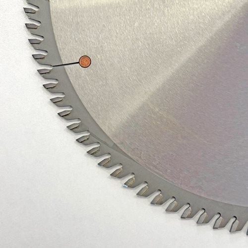 КРУЖНА ПИЛА СО КАРБИДНИ СЕЧИЛА ЗА ФОРМАТИЗЕР 300*30*3.2/2.2*96T TP