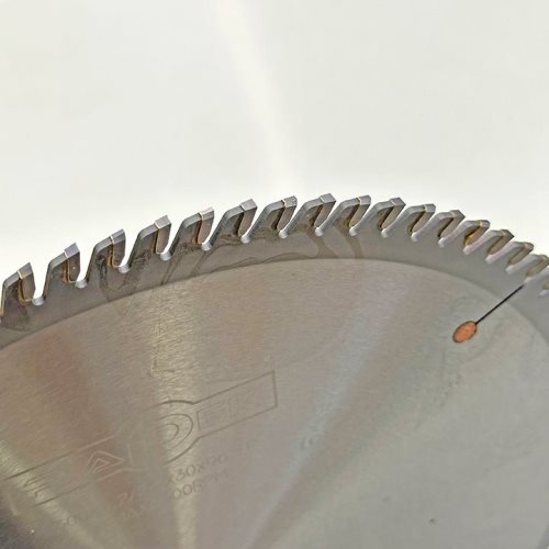 КРУЖНА ПИЛА СО КАРБИДНИ СЕЧИЛА ЗА ФОРМАТИЗЕР 300*30*3.2/2.2*96T TP