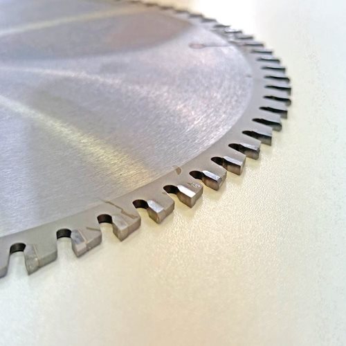 КРУЖНА ПИЛА СО КАРБИДНИ СЕЧИЛА ЗА ФОРМАТИЗЕР 350*30*3.5/2.5*84T TP