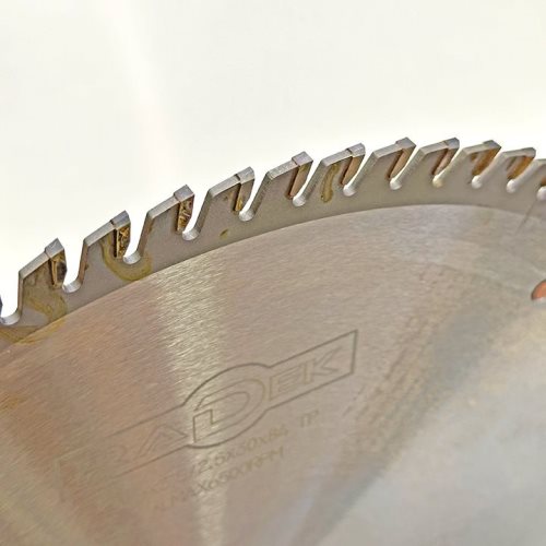 КРУЖНА ПИЛА СО КАРБИДНИ СЕЧИЛА ЗА ФОРМАТИЗЕР 350*30*3.5/2.5*84T TP