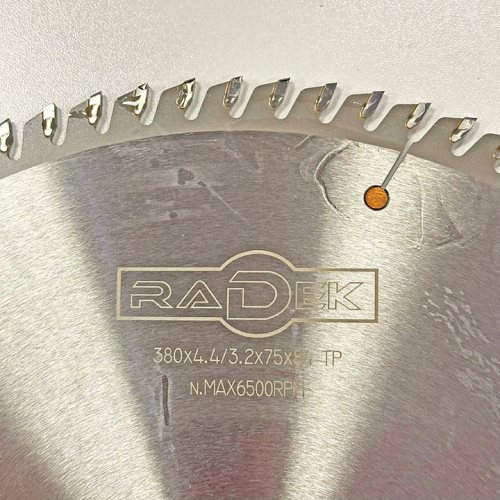 КРУЖНА ПИЛА СО КАРБИДНИ СЕЧИЛА ЗА ЦНЦ КРОЈАЧ 380*75*4.4*84T TP