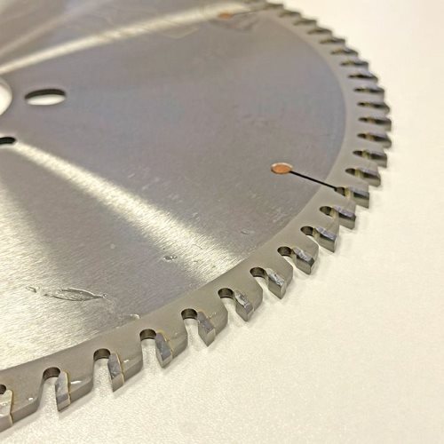 КРУЖНА ПИЛА СО КАРБИДНИ СЕЧИЛА ЗА ЦНЦ КРОЈАЧ 380*75*4.4*84T TP