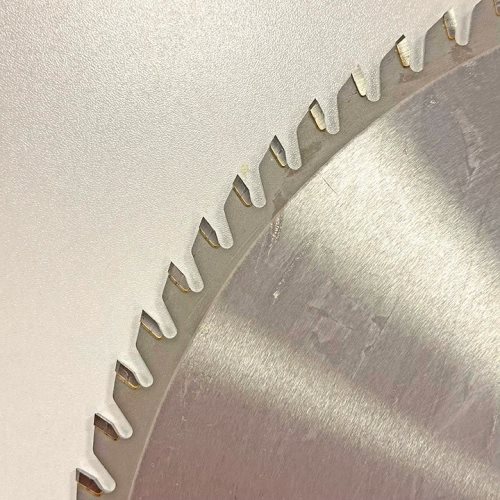 КРУЖНА ПИЛА СО КАРБИДНИ СЕЧИЛА ЗА ЦНЦ КРОЈАЧ 450*75*4.8/3.6*84T TP