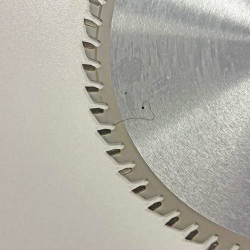 УНИВЕРЗАЛНА КРУЖНА ПИЛА СО КАРБИДНИ СЕЧИЛА 205*25.4*2.6/1.8*60T TP