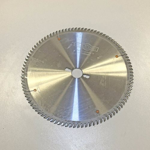 УНИВЕРЗАЛНА КРУЖНА ПИЛА СО КАРБИДНИ СЕЧИЛА 300*30*3.2/2.2*96T TP