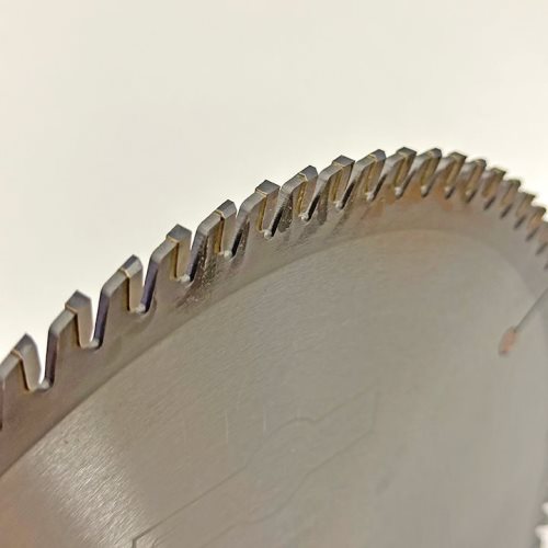 УНИВЕРЗАЛНА КРУЖНА ПИЛА СО КАРБИДНИ СЕЧИЛА 300*30*3.2/2.2*96T TP