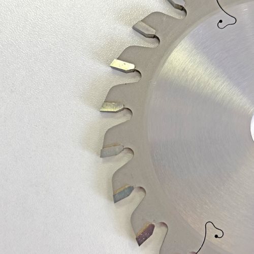 ПРЕДРЕЗАЧ СО КАРБИДНИ СЕЧИЛА ЗА ФОРМАТИЗЕР 120*20*3.4-4.4*24T W