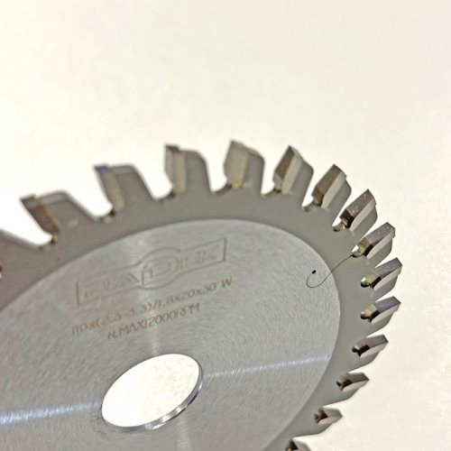 ПРЕДРЕЗАЧ СО КАРБИДНИ СЕЧИЛА ЗА ФОРМАТИЗЕР 110*20*2.3-3.3*30T W