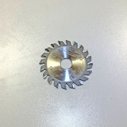 ПРЕДРЕЗАЧ СО КАРБИДНИ СЕЧИЛА ЗА ФОРМАТИЗЕР 90*20*3.0-4.0/2.2*20T W