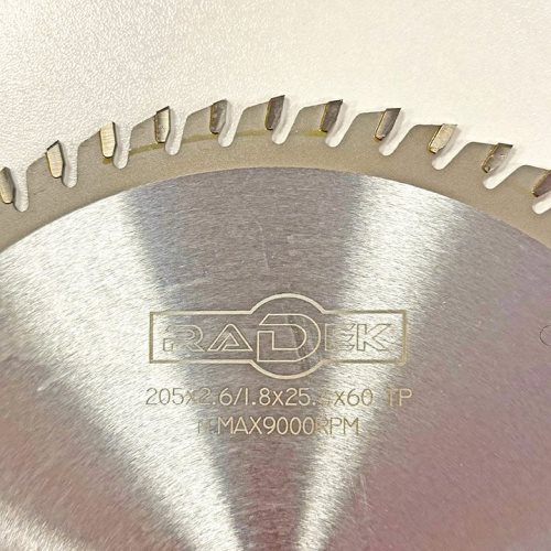 УНИВЕРЗАЛНА КРУЖНА ПИЛА СО КАРБИДНИ СЕЧИЛА 205x2.6/1.8x25.4x60 TP