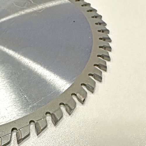 УНИВЕРЗАЛНА КРУЖНА ПИЛА СО КАРБИДНИ СЕЧИЛА 205x2.6/1.8x25.4x60 TP