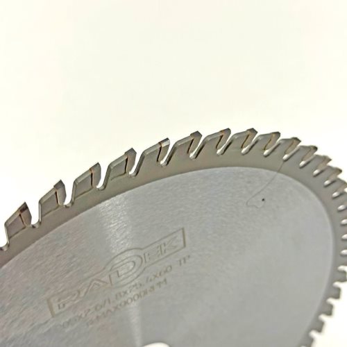 УНИВЕРЗАЛНА КРУЖНА ПИЛА СО КАРБИДНИ СЕЧИЛА 205x2.6/1.8x25.4x60 TP