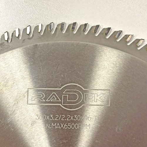 УНИВЕРЗАЛНА КРУЖНА ПИЛА СО КАРБИДНИ СЕЧИЛА 300x3.2/2.2x30x96 TP