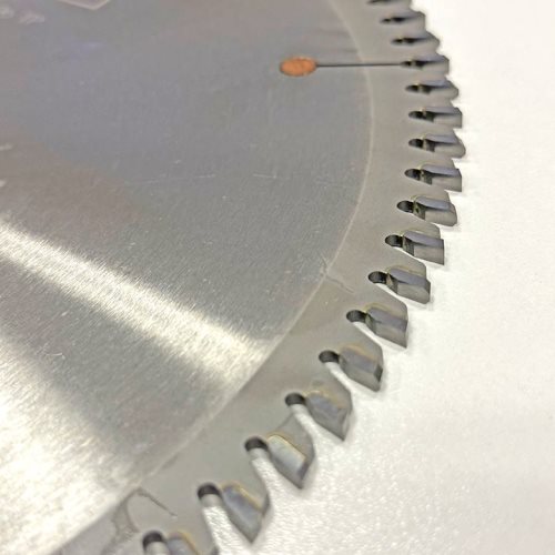 УНИВЕРЗАЛНА КРУЖНА ПИЛА СО КАРБИДНИ СЕЧИЛА 300x3.2/2.2x30x96 TP