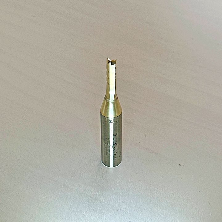 ПРАВО ГЛОДАЛО СО КАРБИДНИ 3 СЕЧИЛА, ПРЕДРЕЗАЧИ И ЗАШТИТНА ОБЛОГА (12*6*22 3T F C)