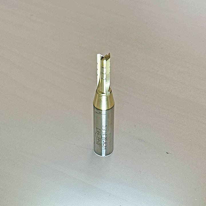 КАРБИДНО ПРАВО ГЛОДАЛО СО ПРЕДРЕЗАЧИ, 3 СЕЧИЛА И ЗАШТИТНА ОБЛОГА (1/2*8*22 3T F C)