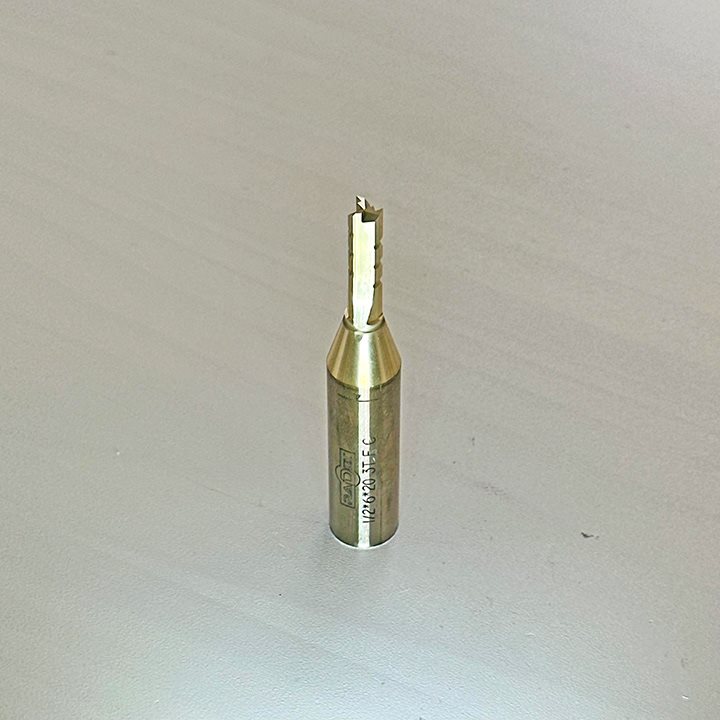 КАРБИДНО ПРАВО ГЛОДАЛО СО ПРЕДРЕЗАЧИ, 3 СЕЧИЛА И ЗАШТИТНА ОБЛОГА (1/2*6*20 3T F C)