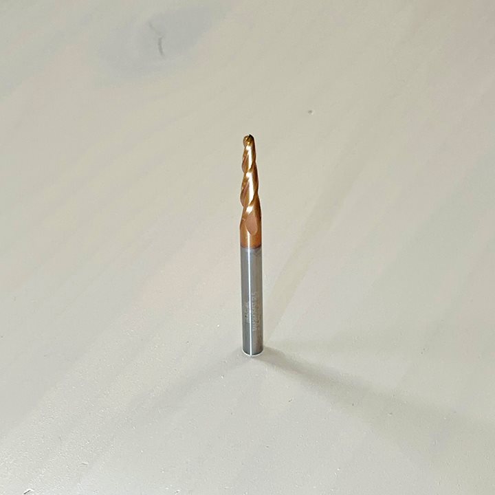 СПИРАЛНО КОНУСНО КАРБИДНО ГЛОДАЛО СО КУГЛЕСТ ВРВ И ЗАШТИТНА ОБЛОГА (3*6*26*75 3T R1.5)