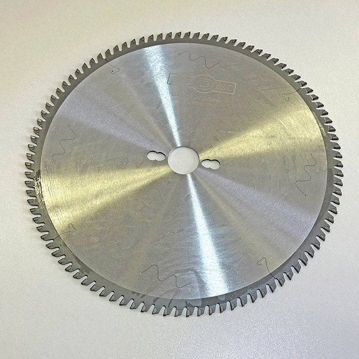 КРУЖНА ПИЛА СО ДИЈАМАНТСКИ СЕЧИЛА ЗА ФОРМАТИЗЕР 300*30*3.2/2.2*96T TP