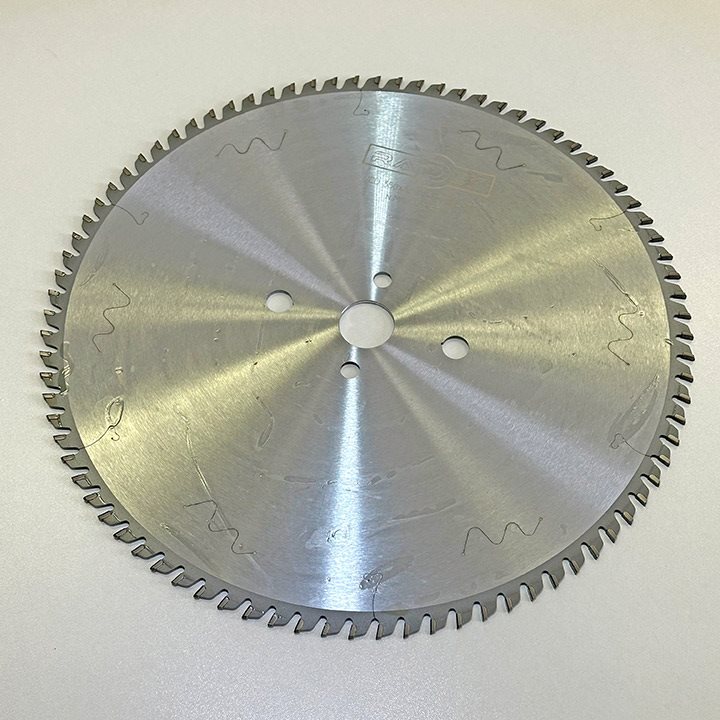 КРУЖНА ПИЛА СО ДИЈАМАНТСКИ СЕЧИЛА ЗА ФОРМАТИЗЕР 350*30*3.5/2.5*84T TP