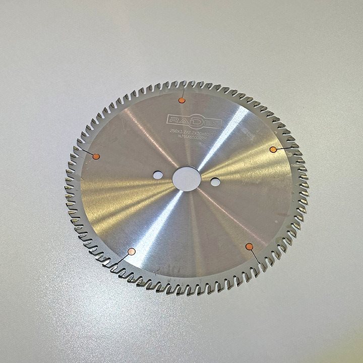 КРУЖНА ПИЛА СО КАРБИДНИ СЕЧИЛА ЗА ФОРМАТИЗЕР 250*30*3.2/2.2*80T TP