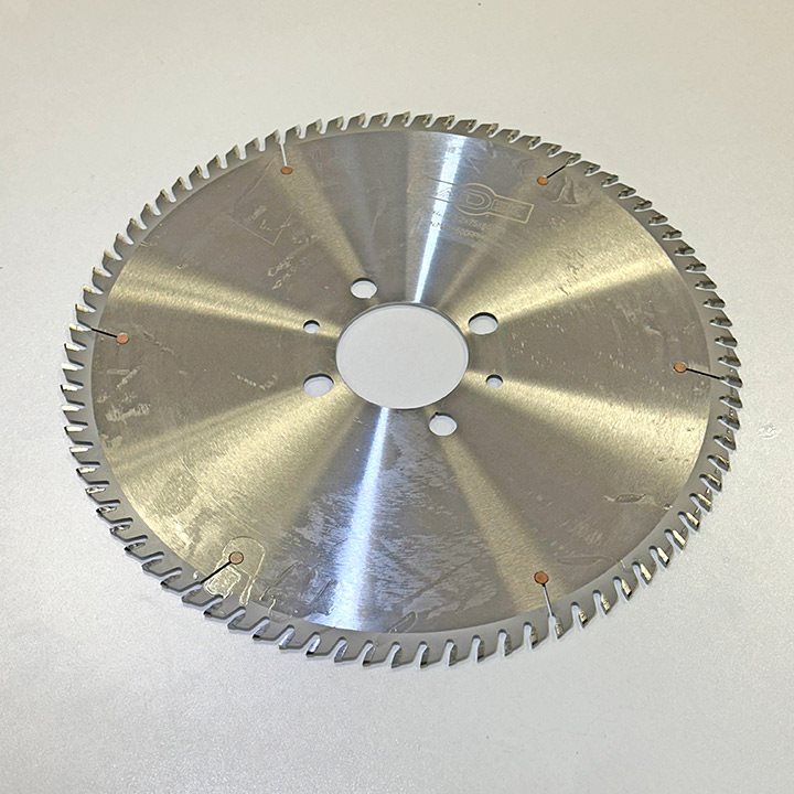 КРУЖНА ПИЛА СО КАРБИДНИ СЕЧИЛА ЗА ЦНЦ КРОЈАЧ 380*75*4.4*84T TP